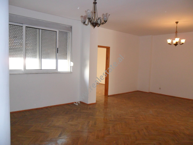 Apartament 3+1 per shitje tek Komuna e Parisit ne Tirane , (TRS-712-13)