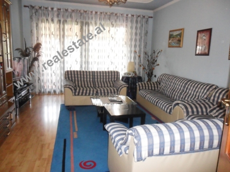 Apartament 3+1 me qera ne zonen e ish-Bllokut ne Tirane (TRR-513-24)