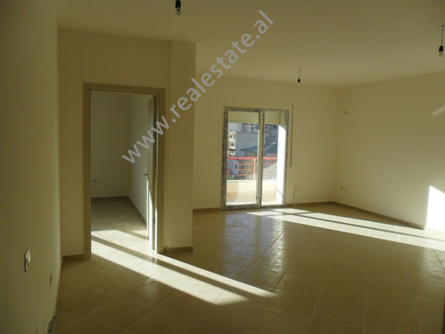 Apartament 1+1 per shitje afer ne rrugen Albanopoli afer zyrave te Hipotekes ne Tirane , (TRS-1213-27b)