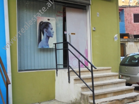 Dyqan ne shitje te Pallatet Agimi ne Tirane (TRS-1014-36j)