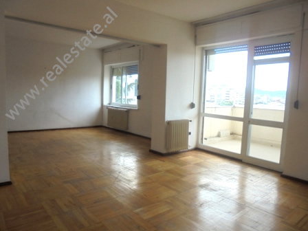 Apartament 3+1 per zyra me qera te Blloku Ambasadave ne Tirane (TRR-1014-54j)