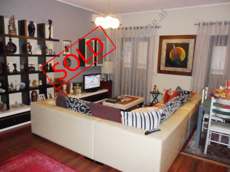 Apartament 2 + 1 per shitje prane qendres se Tiranes (TRS-1114-2b)