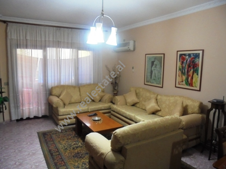 Apartament 3 + 1 me qera ne zonen e Bllokut ne Tirane (TRR-1214-7b)