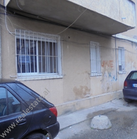 Dyqan per shitje prane Ministrise se Drejtesise ne Tirane