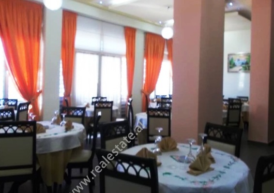 Bar-restorant me qera prane shkembit te Kavajes, ne Durres (DRR-115-4r)