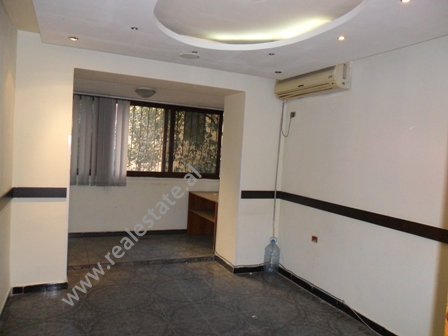Apartament 1 + 1 per zyra me qera ne Bulevardin Bajram Curri ne Tirane (TRR-115-23b)