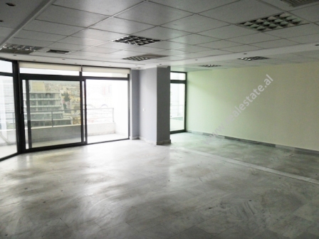 Apartament per zyra per shitje prane qendres se Tiranes (TRS-214-51b)
