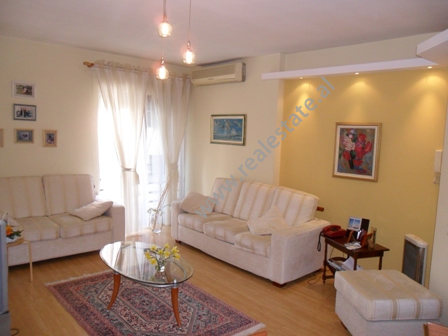 Apartament 2 + 1 me qera ne rrugen e Bogdaneve ne Tirane (TRR-315-25b)