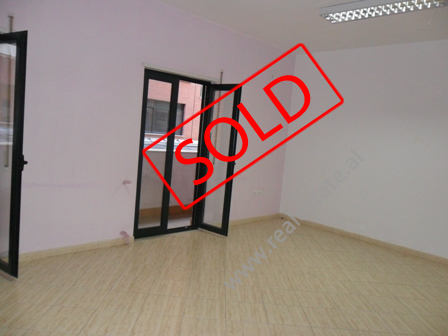 Apartament 2 + 1 per shitje ne rrugen e Barrikadave ne Tirane (TRS-1214-53b)