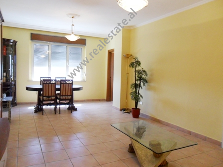 Apartament 3 + 1 per zyra me qera prane Ministrise se Jashtme ne Tirane (TRR-415-22b)