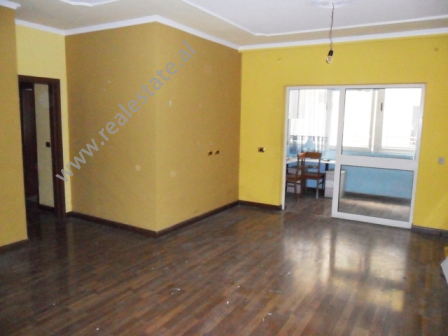 Apartament 2 + 1 per zyra me qera ne zonen e Bllokut ne Tirane (TRR-515-7b)
