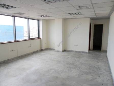 Zyra me qera prane prane qendres se Tiranes (TRR-215-49b)
