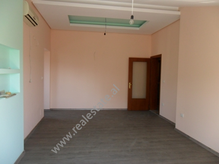 Apartament 2 + 1 me qera prane qendres se Tiranes (TRR-615-54b)