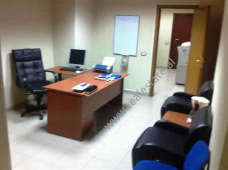 Zyre me qera prane qendres se Tiranes (TRR-915-9b)
