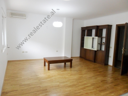 Apartament 2 + 1 me qera ne rrugen Ismail Qemali ne Tirane (TRR-915-25b)