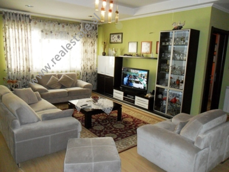 Apartament 3 + 1 me qera prane ne rrugen e Bogdaneve ne Tirane (TRR-915-51b)