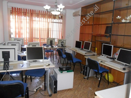 Zyre me qera prane Radio Televizionit Shqiptar ne Tirane (TRR-1015-50b)