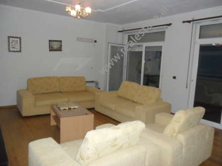 Apartament 3 + 1 me qera prane liqenit Artificial ne Tirane (TRR-1015-57b)