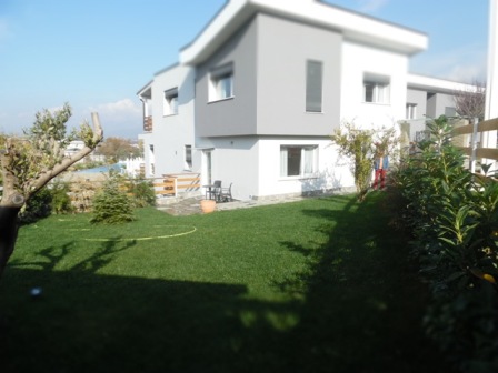 Apartament dupleks me qera pjese e nje kompleksi residencial ne Lunder , Tirane , (TRR-815-36a)