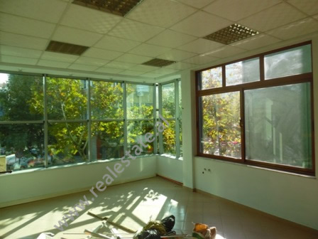 Ambjent per zyre me qera ne Laprake ne Tirane (TRR-1115-61K)