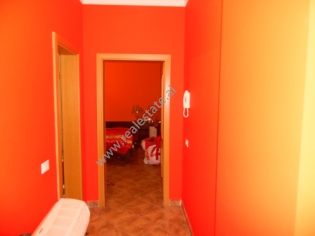 Apartament 2+1 me qera prane rruges se Kavajes ne Tirane (TRR-1215-10K)