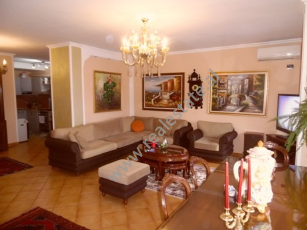 Apartament 3+1 me qera perballe gjimnazit Petro Nini Luarasi ne Tirane (TRR-116-15K)