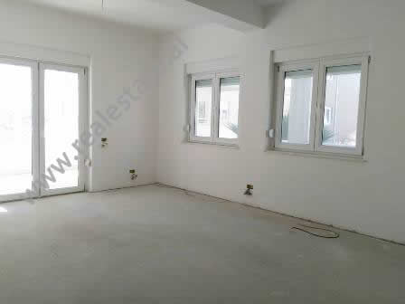 Apartament 2 + 1 per shitje ne nje kompleks rezidencial ne zonen e Saukut ne Tirane (TRS-416-31b)