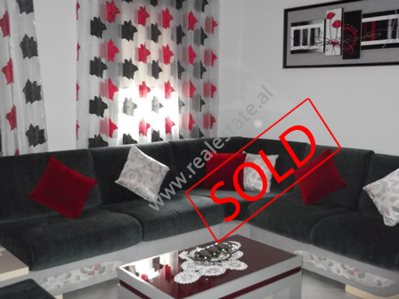 Apartament 2 + 1 per shitje siper Shkolles se Bashkuar ne Tirane (TRS-1015-37b)