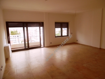 Apartament 3+1 per zyre me qera tek Ring Center ne Tirane (TRR-616-6K)