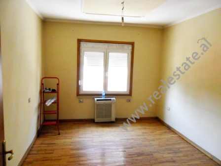 Apartament me qera per banim ose per zyre prane qendres se Tiranes (TRR-816-10b)