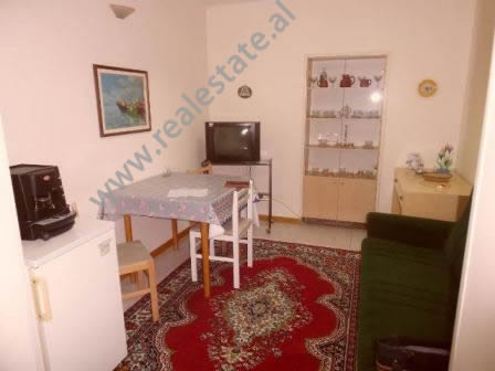 Apartament 2+1 me qera afer Liceut ne Tirane (TRR-916-37L)