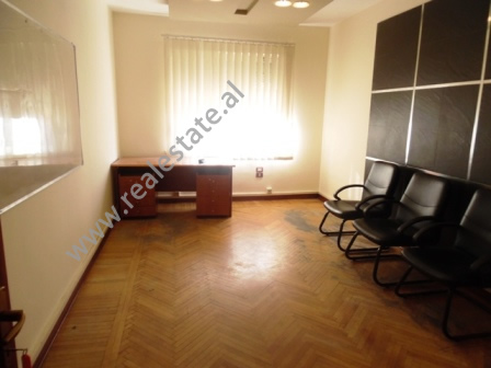 Apartament 3+1 per shitje afer qendres se Tiranes, (TRS-1216-53d)