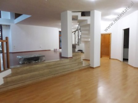 Apartament dupleks me qera prane Kompleksit Dinamo ne Tirane (TRR-117-1L)