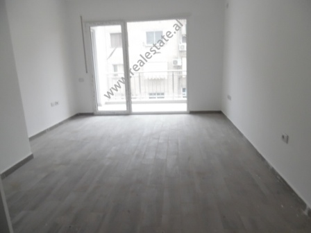 Apartament 1+1 me qera ne zonen e Ali Demit ne Tirane (TRR-117-21d)