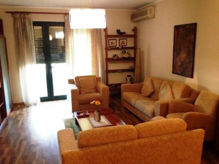 Apartament 3+1 me qera shume prane me zonen e Bllokut ne Tirane , (TRR-217-45a)