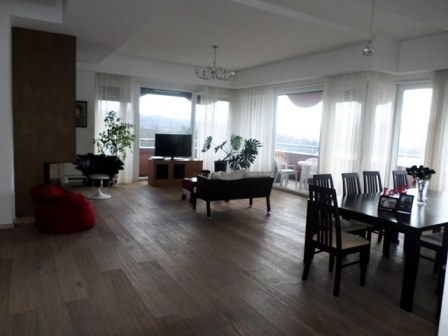 Apartament luksoz 4+1 me qera ne zonen e Liqenit Artificial ne Tirane, (TRR-217-47d)