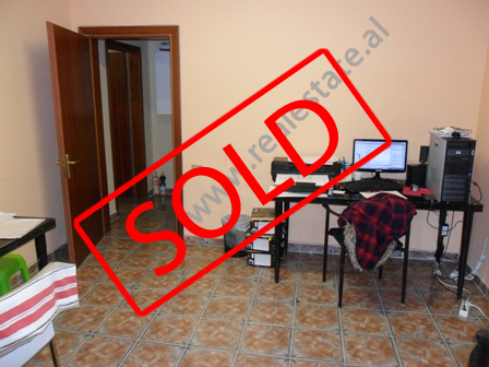 Apartament 1 + 1 per shitje prane zones se Bllokut ne Tirane (TRS-1215-43b)
