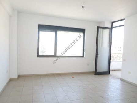 Apartament 1+1 me qera prane Shkolles Sami Frasheri ne Tirane (TRR-517-31L)