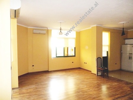 Apartament dupleks per zyre me qera ne qender te Tiranes (TRR-817-25K)