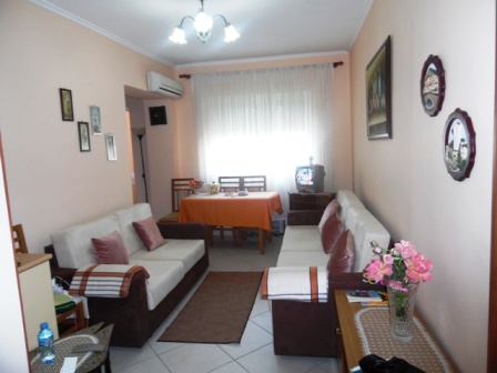 Apartament 2 + 1 per shitje afer zones se Bllokut ne Tirane (TRS-1117-42R)