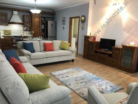 Apartament 2+1 me qera prane rruges se Elbasanit ne Tirane (TRR-1117-45L)