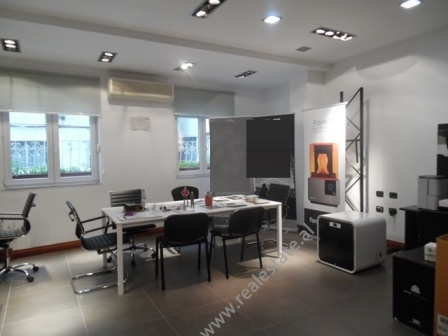 Ambient zyre per shitje prane qendres se Tiranes (TRR-1217-41d)