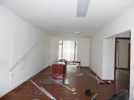 Apartament 2+1 per zyra me qera ne zonen e Bllokut ne Tirane, (TRS-118-13d)