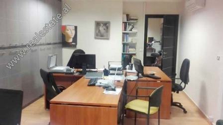 Zyre me qera ne zonen e Bllokut ne Tirane (TRR-118-59L)