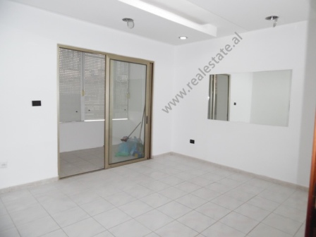 Apartament per zyra me qera prane zones se Bllokut ne Tirane (TRR-218-19d)