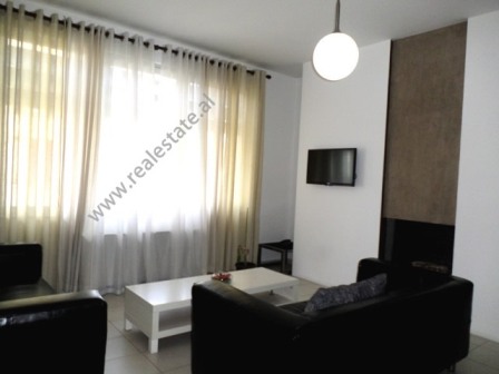 Apartament 2+1 me qera ne zonen e Bllokut ne Tirane (TRR-1217-72R)