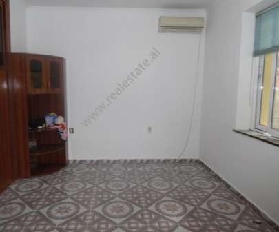Apartament 3+1 per zyra me qera prane zones se Bllokut ne Tirane, (TRR-418-40d)