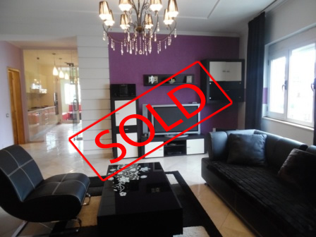 Apartament 3+1 per shitje te Komuna e Parisit ne Tirane , (TRS-217-21a)