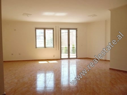 Apartament 3+1 per shitje ne rrugen Don Bosko ne Tirane (TRS-518-65L)