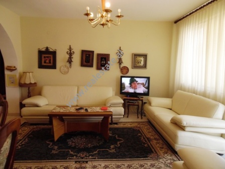 Apartament 3+1 per shitje prane gjimnazit Besnik Sykja ne Tirane, (TRS-618-5d)